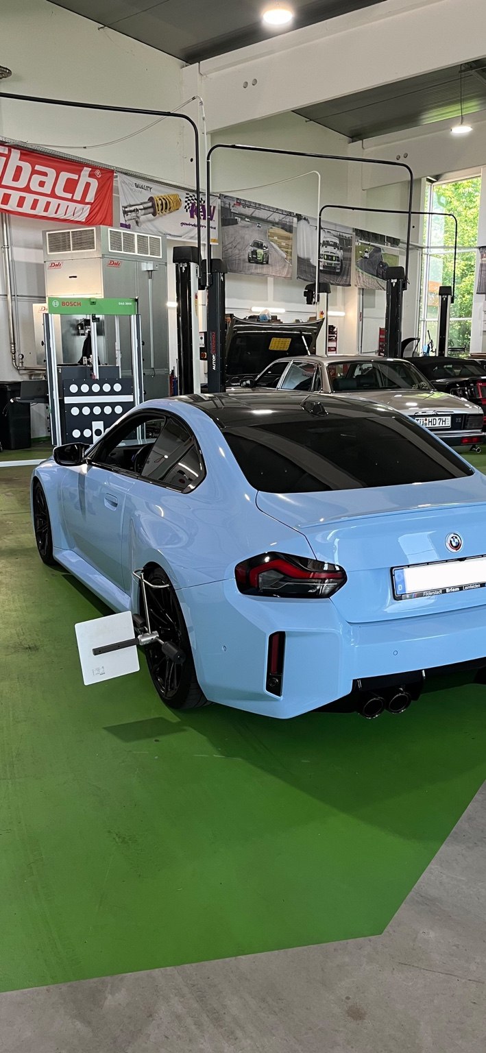 BMW M2 bei der 3D Wheel Alignment bei Schropp Tuning