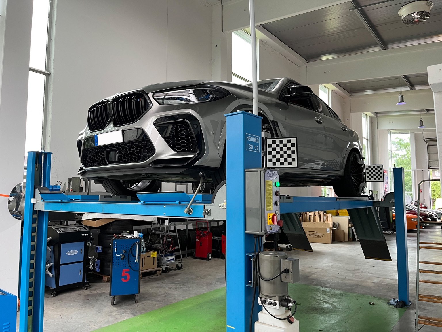 BMW X6 auf der Wheel Alignmentsbühne bei Schropp Tuning